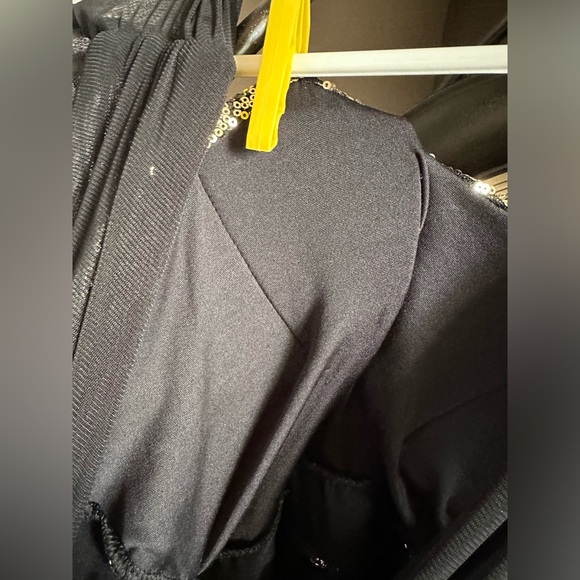 Woman’s dress - Picture 7 of 9